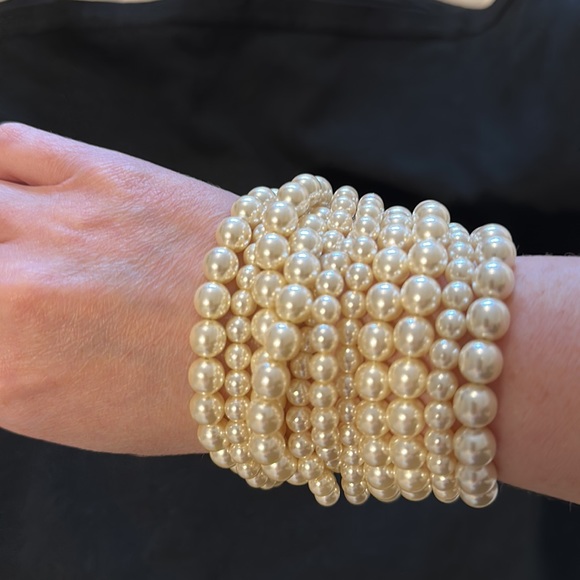 Millianna Pearl bracelet cuff. Silver/grey snake skin magnetic closure. - Picture 3 of 3